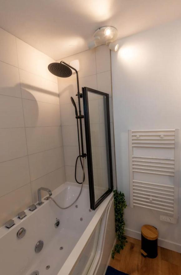 Balneo & Sauna, Sejour Detente Aux Teinturiers - Metro Charpennes - Garage วีเลอร์บาน ภายนอก รูปภาพ