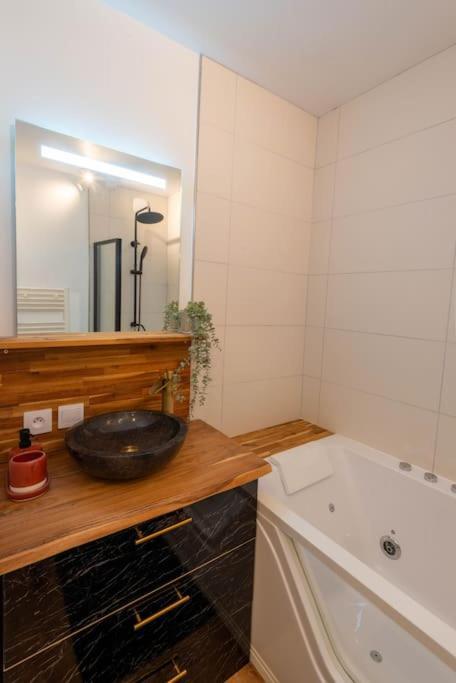 Balneo & Sauna, Sejour Detente Aux Teinturiers - Metro Charpennes - Garage วีเลอร์บาน ภายนอก รูปภาพ